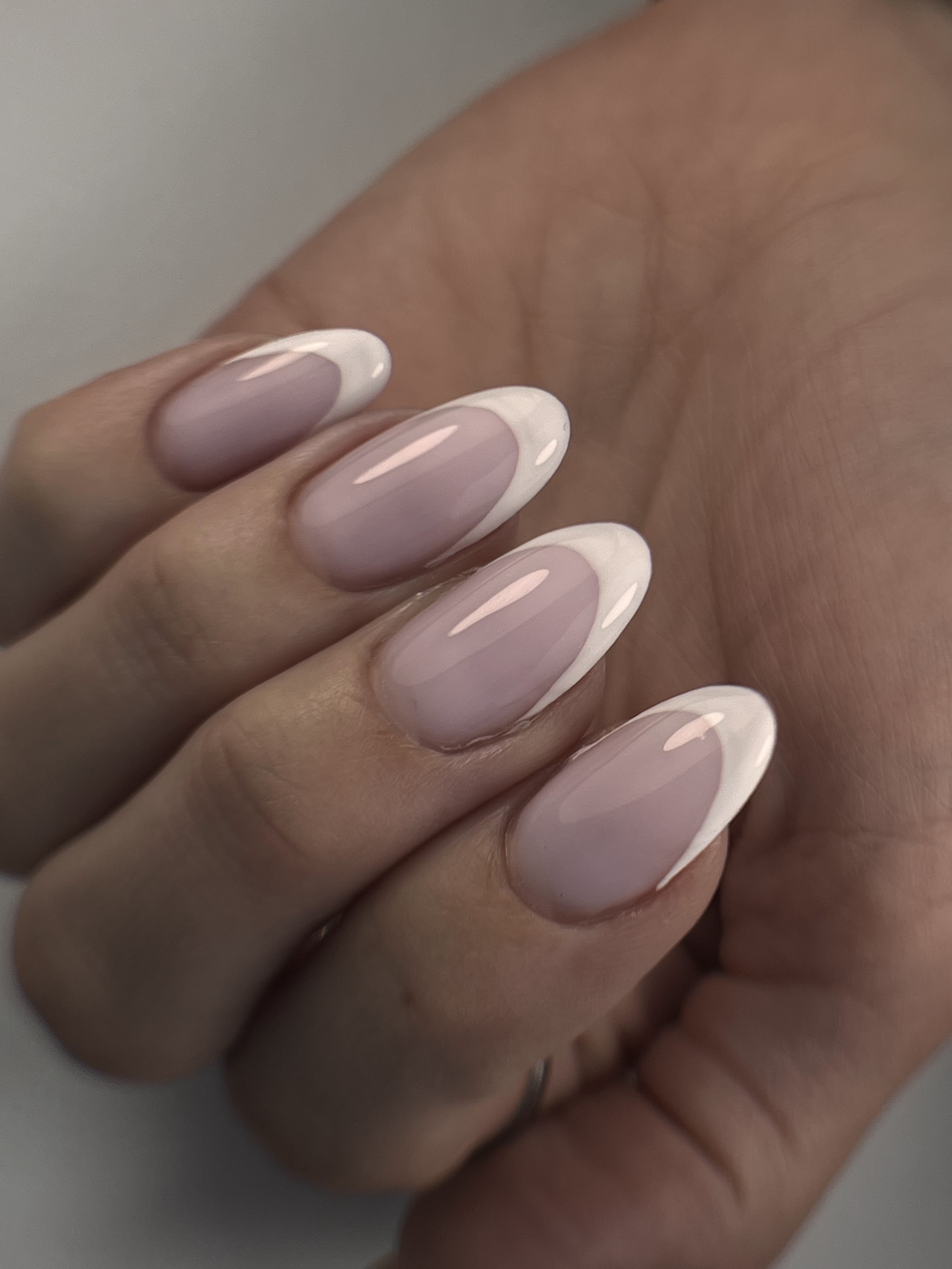 Zachtroze amandelnagels met witte French tips