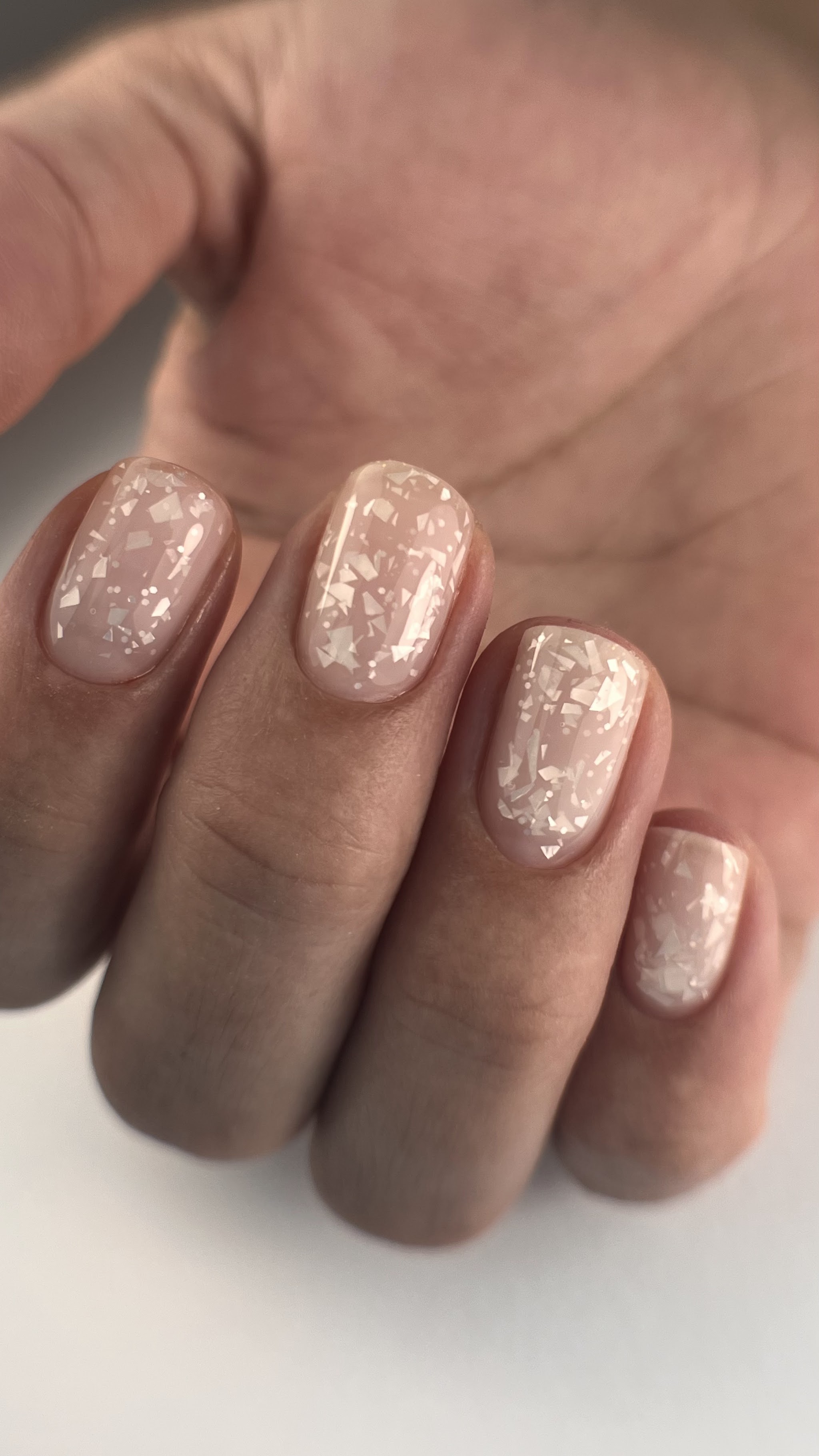 Nude nagels met goudglitter