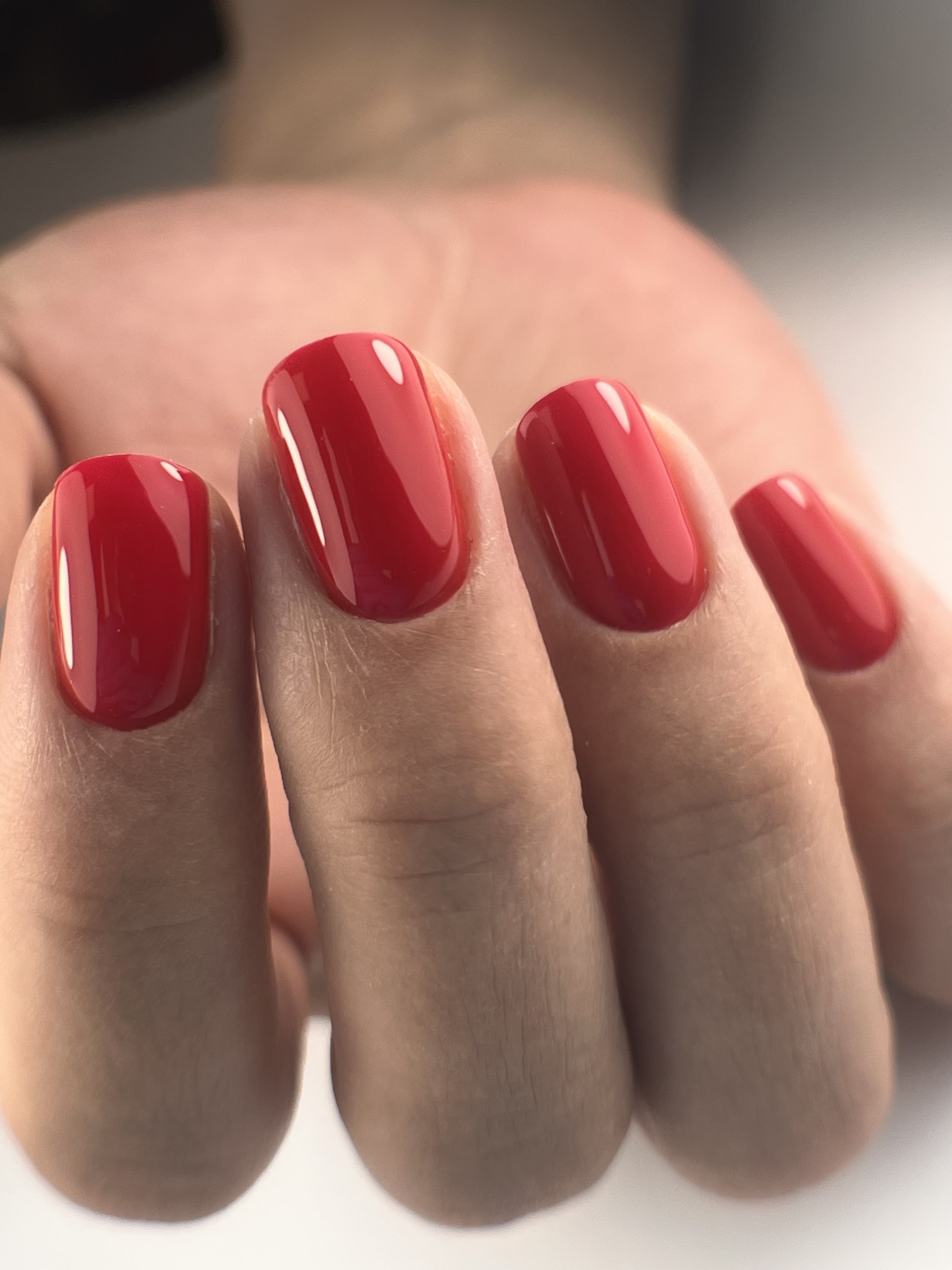 Korte vierkante nagels in rode gellak