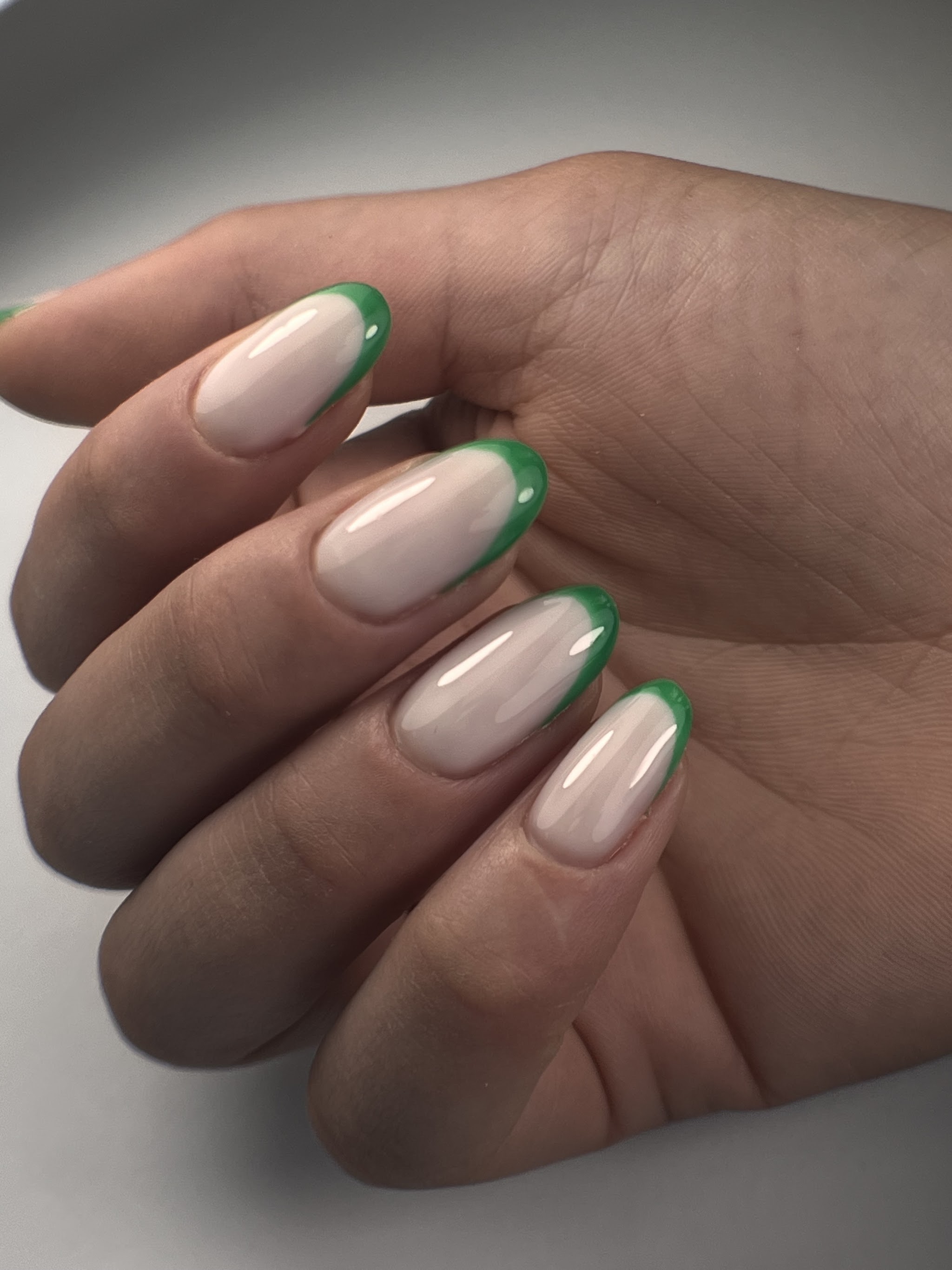 Nude nagels met groene French tips