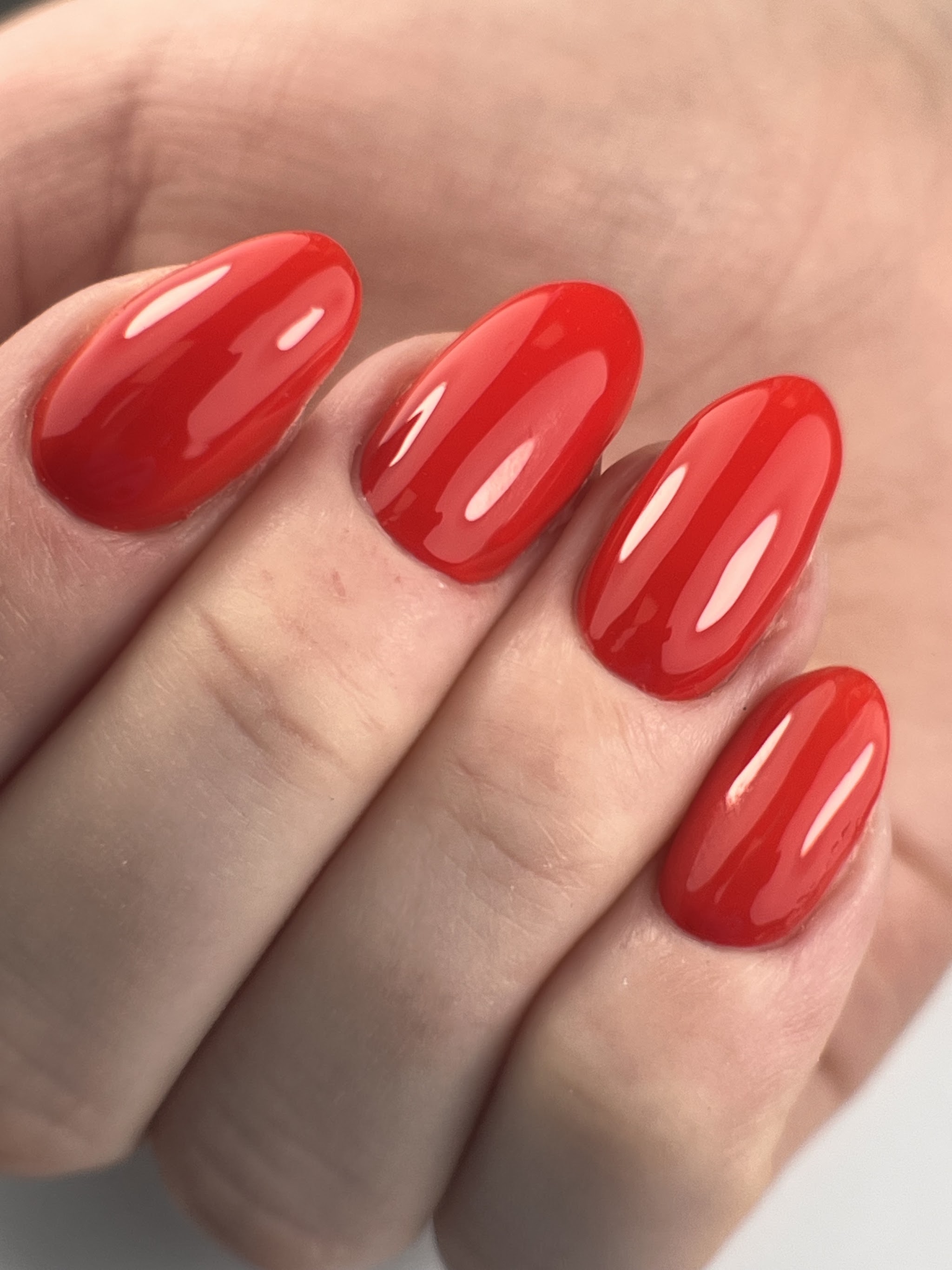 Lange amandelnagels in glanzend rood