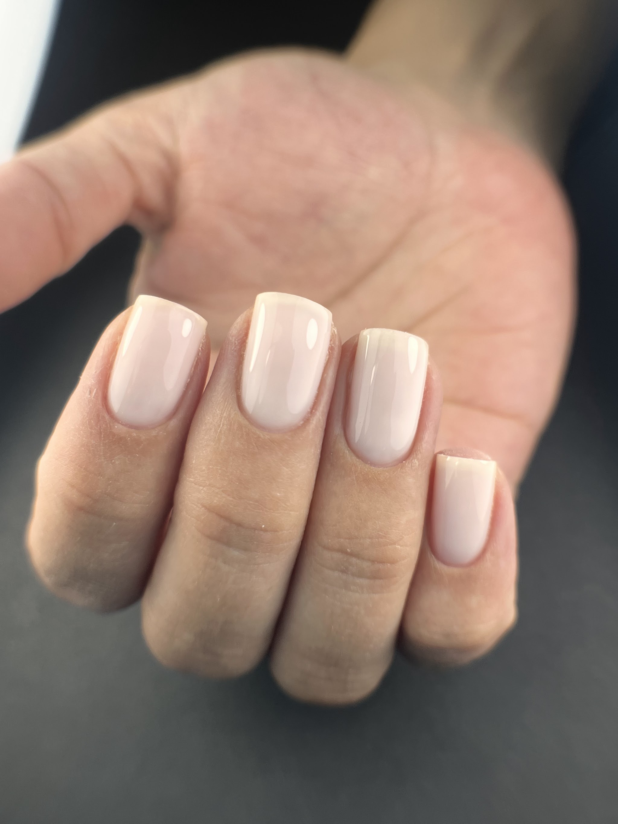 Korte vierkante nagels in zacht wit-nude