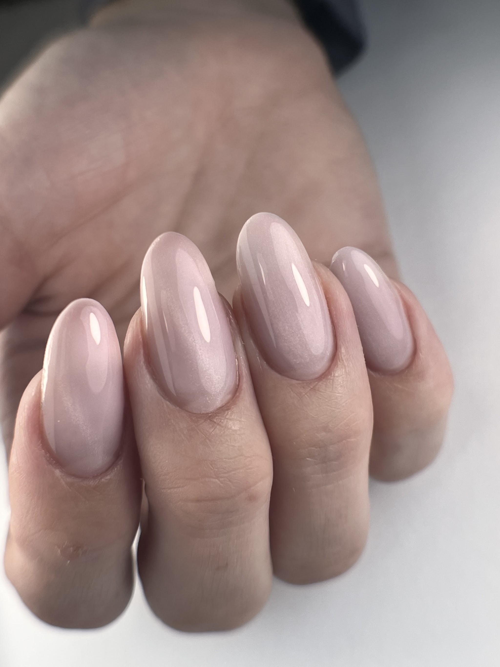 Glanzende roze-nude amandelnagels